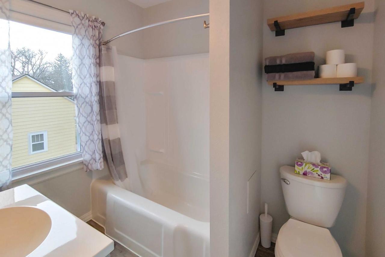 Cozy Appleton Getaway With Screened-In Porch And Yard! Екстер'єр фото